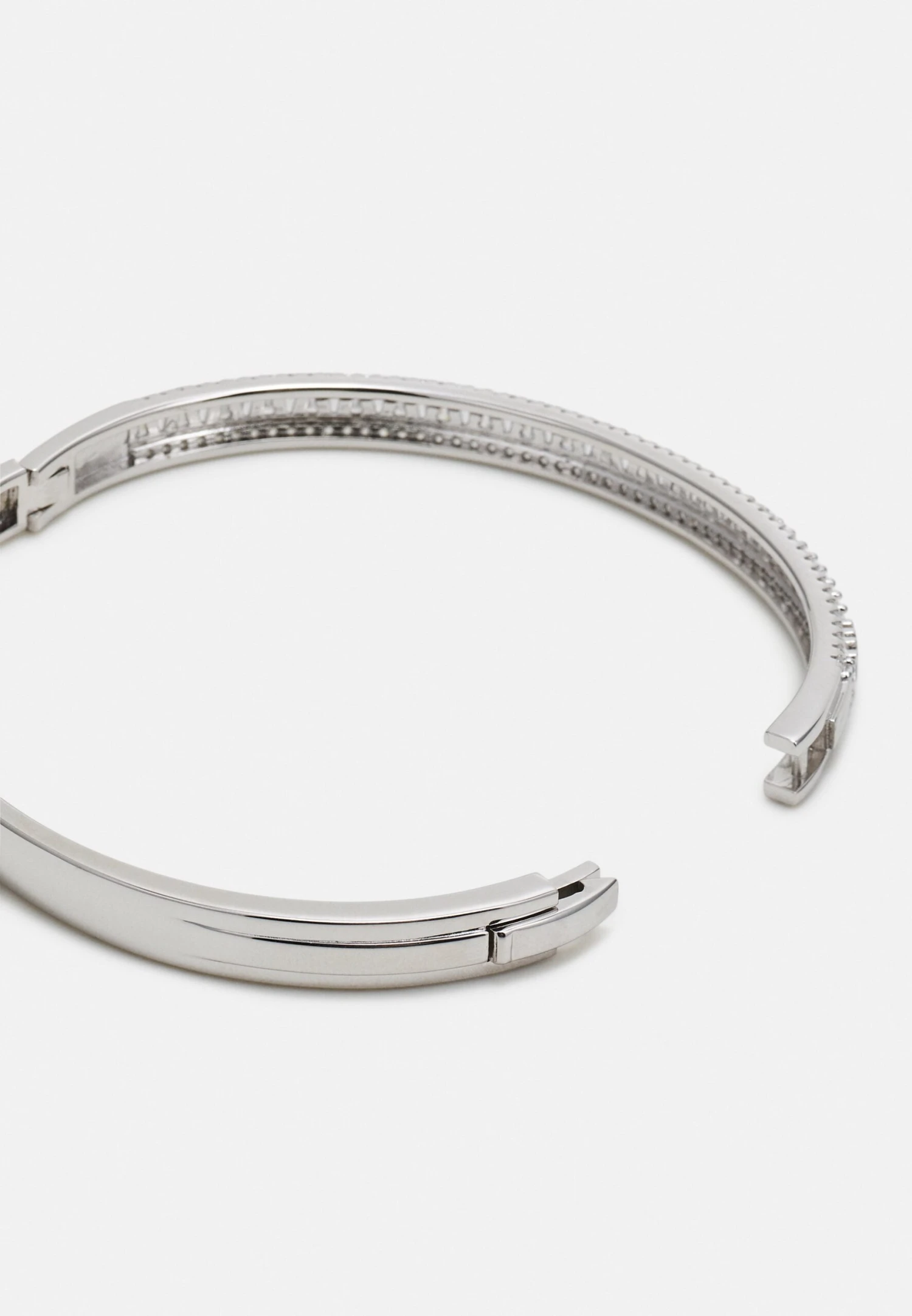 Michael Kors Tapered Baguette And Pavé Bangle Bracelet - Armband - Silver-Coloured 4 Michael Kors Tapered Baguette And Pavé Bangle Bracelet - Armband - Silver-Coloured - Afbeelding 2