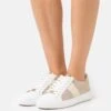 MICHAEL Michael Kors Irving Stripe Lace Up - Sneakers Laag - Pale Gold 1 MICHAEL Michael Kors Irving Stripe Lace Up - Sneakers Laag - Pale Gold -MICHAEL Michael Kors 83e09693d38b4794a20b38a37e36de0a
