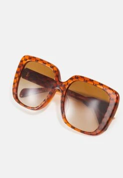 Michael Kors Mallorca - Zonnebril - Amber Heritage 11 Michael Kors Mallorca - Zonnebril - Amber Heritage -MICHAEL Michael Kors 8643c98107514ad7917a694c04d3f51b