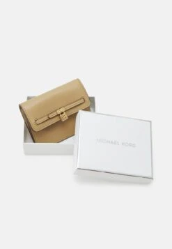 MICHAEL Michael Kors Hamilton Legacy Flap Card Case - Portemonnee - Camel 10 MICHAEL Michael Kors Hamilton Legacy Flap Card Case - Portemonnee - Camel -MICHAEL Michael Kors 8a6ff3a1c4ed458cb7103ef59e134bd2