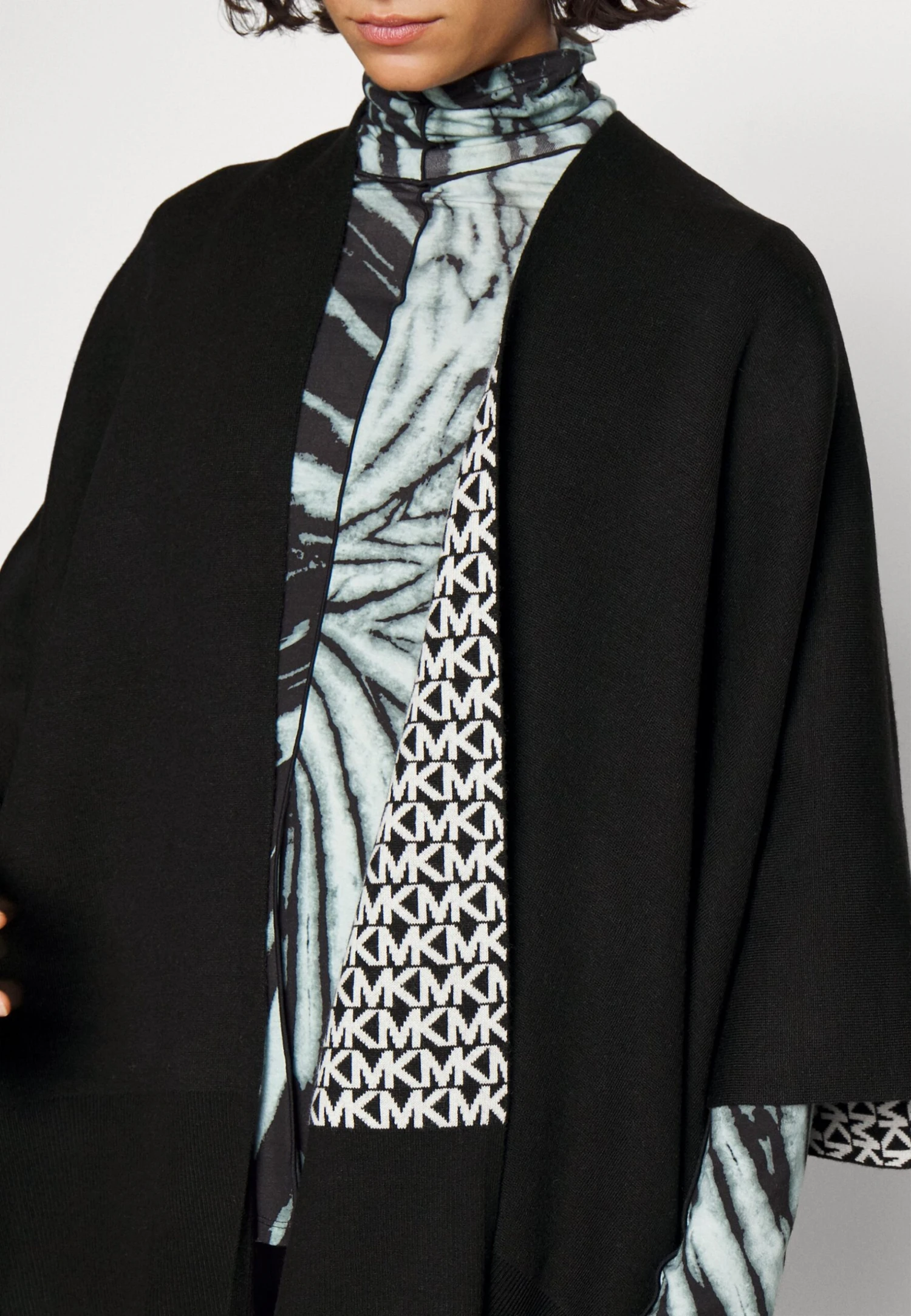 MICHAEL Michael Kors Reversible Logo Poncho - Poncho - Black 8 MICHAEL Michael Kors Reversible Logo Poncho - Poncho - Black - Afbeelding 6