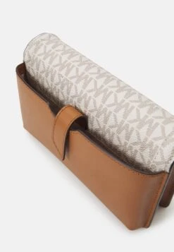 MICHAEL Michael Kors Jet Set Charm Phone Crossbody - Schoudertas - Vanilla/Acrn 11 MICHAEL Michael Kors Jet Set Charm Phone Crossbody - Schoudertas - Vanilla/Acrn -MICHAEL Michael Kors 8d3cab7c88bc47849090baf8d7791ba1