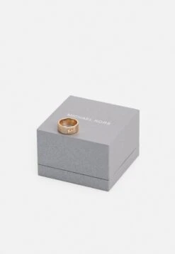 Michael Kors Pavé Logo Band - Ring - Rose Gold-Coloured 8 Michael Kors Pavé Logo Band - Ring - Rose Gold-Coloured -MICHAEL Michael Kors 8fa92df14d2c486a8d3d9d81f5bb07eb