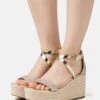 MICHAEL Michael Kors Serena- Sandalen Met Hoge Hak - Gold Coloured 2 MICHAEL Michael Kors Serena- Sandalen Met Hoge Hak - Gold Coloured -MICHAEL Michael Kors 9218eb1b9be646409bae0905055c1259