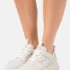 MICHAEL Michael Kors Theo Trainer - Sneakers Laag - Light Cream 2 MICHAEL Michael Kors Theo Trainer - Sneakers Laag - Light Cream -MICHAEL Michael Kors 99dca12fea854c619124e346ae48a916