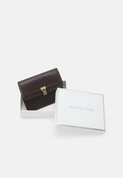 MICHAEL Michael Kors Hamilton Legacy Flap Card Case - Portemonnee - Chocolate 10 MICHAEL Michael Kors Hamilton Legacy Flap Card Case - Portemonnee - Chocolate -MICHAEL Michael Kors 9cb3fcf9571140c795e584e3e9d3d605