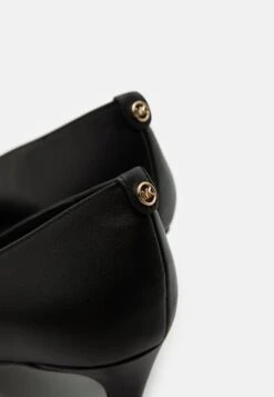 MICHAEL Michael Kors Alina Flex- Klassieke Pumps - Black 15 MICHAEL Michael Kors Alina Flex- Klassieke Pumps - Black -MICHAEL Michael Kors 9d2c8d4ed3674b43b08fb637ec6e61b7