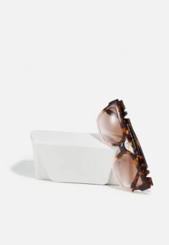 Michael Kors Karlie - Zonnebril - Dark Tortoise/Pink 10 Michael Kors Karlie - Zonnebril - Dark Tortoise/Pink -MICHAEL Michael Kors a0b381e3c68b4b599e389ea5ea9239e4