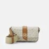 MICHAEL Michael Kors Greenwich Xs Sling Xbody - Schoudertas - Vanilla/Acrn 1 MICHAEL Michael Kors Greenwich Xs Sling Xbody - Schoudertas - Vanilla/Acrn -MICHAEL Michael Kors a218c6bf4cf4431e9eae26b897d9e585
