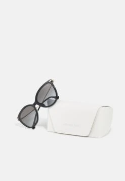 Michael Kors Dupont - Zonnebril - Black -MICHAEL Michael Kors a3f61a8ab4b4401fbfc4e6b123e4446d