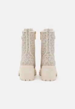 MICHAEL Michael Kors Hanley- Enkellaarsjes Met Plateauzool - Vanilla 12 MICHAEL Michael Kors Hanley- Enkellaarsjes Met Plateauzool - Vanilla -MICHAEL Michael Kors a4cf9a68691d4b9f9a88f9694c48b632