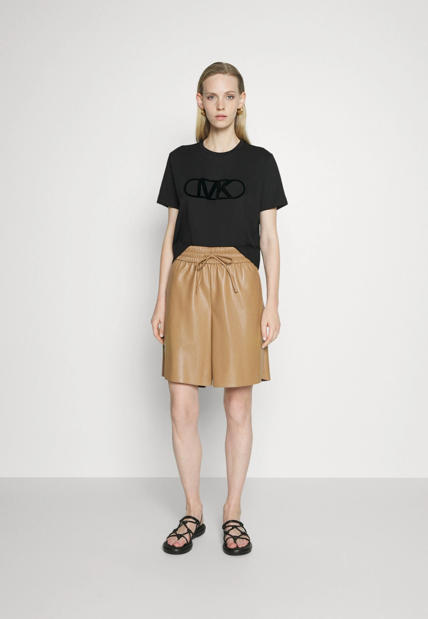 MICHAEL Michael Kors Empire Charm- T-Shirt Print - Black 4 MICHAEL Michael Kors Empire Charm- T-Shirt Print - Black - Afbeelding 2