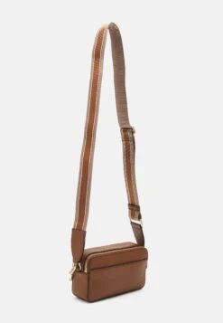 MICHAEL Michael Kors Jet Set Camra Xbody - Schoudertas - Brown 9 MICHAEL Michael Kors Jet Set Camra Xbody - Schoudertas - Brown -MICHAEL Michael Kors a70b11bcbd7b47e580724408f29d5618