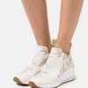 MICHAEL Michael Kors Willis Wedge Trainer - Sneakers Laag - Pale Gold 2 MICHAEL Michael Kors Willis Wedge Trainer - Sneakers Laag - Pale Gold -MICHAEL Michael Kors a96b1db0d1cd49cd848ec2e705e34950