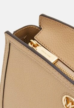MICHAEL Michael Kors Chantal Xbody - Schoudertas - Camel 10 MICHAEL Michael Kors Chantal Xbody - Schoudertas - Camel -MICHAEL Michael Kors ac459dfde4de4ed7bd1c867620a25e30