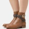 MICHAEL Michael Kors Rory Flat - Korte Laarzen - Brown 2 MICHAEL Michael Kors Rory Flat - Korte Laarzen - Brown -MICHAEL Michael Kors af0b342d4e47431ea8830e6505b1c9d9