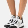 MICHAEL Michael Kors Georgie Trainer - Sneakers Laag - Optic White/Black 1 MICHAEL Michael Kors Georgie Trainer - Sneakers Laag - Optic White/Black -MICHAEL Michael Kors b10c1dd0ece84eb489752bd08011fc7d