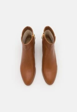 MICHAEL Michael Kors Madelyn Bootie - Korte Laarzen - Luggage 13 MICHAEL Michael Kors Madelyn Bootie - Korte Laarzen - Luggage -MICHAEL Michael Kors b67df79a620441cb8be6a84520287ddc