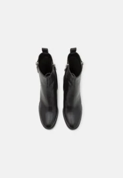 MICHAEL Michael Kors Regan- Korte Laarzen - Black 13 MICHAEL Michael Kors Regan- Korte Laarzen - Black -MICHAEL Michael Kors b6b08542f93348e394a493964abcdc16