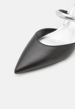 MICHAEL Michael Kors Jessa Mule Kitten - Muiltjes Met Hak - Black/Silver 15 MICHAEL Michael Kors Jessa Mule Kitten - Muiltjes Met Hak - Black/Silver -MICHAEL Michael Kors b6cf9bfd96ab4a3aaaa5eea7738aef07