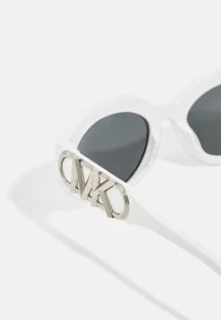 Michael Kors Empire Oval - Zonnebril - Optic White -MICHAEL Michael Kors b87e2bd7debe47f2a918e644bb1536ff