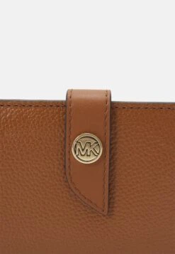 MICHAEL Michael Kors Charm Wallet - Portemonnee - Luggage 13 MICHAEL Michael Kors Charm Wallet - Portemonnee - Luggage -MICHAEL Michael Kors b87fc1f5c8ea47f88f29369bf0035fc2