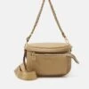 MICHAEL Michael Kors Slater Sling Pack - Schoudertas - Camel 2 MICHAEL Michael Kors Slater Sling Pack - Schoudertas - Camel -MICHAEL Michael Kors bc1f1a12e1f942309489d28d5880a1f2