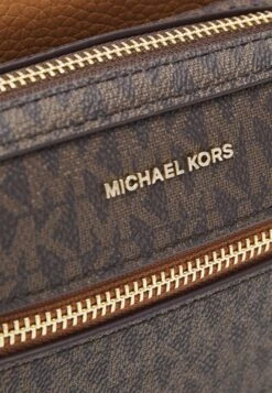 MICHAEL Michael Kors Jet Camera Xbody Set - Schoudertas - Brown/Acorn 9 MICHAEL Michael Kors Jet Camera Xbody Set - Schoudertas - Brown/Acorn -MICHAEL Michael Kors bdbcd77e15014f55a143d38867678e40