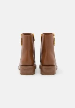 MICHAEL Michael Kors Regan- Korte Laarzen - Luggage 12 MICHAEL Michael Kors Regan- Korte Laarzen - Luggage -MICHAEL Michael Kors be4d8efce7df4150aacf878c4cca3cd9