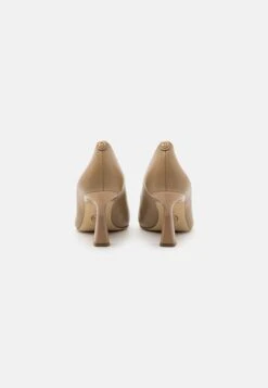 MICHAEL Michael Kors Clara- Klassieke Pumps - Camel 12 MICHAEL Michael Kors Clara- Klassieke Pumps - Camel -MICHAEL Michael Kors beb7ca2cc41e4da7ad48b40910412655