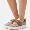 MICHAEL Michael Kors Emmett Strap Lace Up - Sneakers Laag - Tan 2 MICHAEL Michael Kors Emmett Strap Lace Up - Sneakers Laag - Tan -MICHAEL Michael Kors bff9ee3654d5459995c45850d3b11b0b