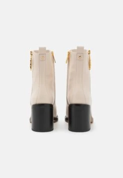 MICHAEL Michael Kors Regan- Korte Laarzen - Light Cream 12 MICHAEL Michael Kors Regan- Korte Laarzen - Light Cream -MICHAEL Michael Kors c07d53fe38c34b93934804f3afcf61af