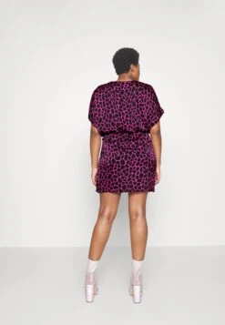 MICHAEL Michael Kors Nubian Giraffe Wrap - Jurk - Cerise 10 MICHAEL Michael Kors Nubian Giraffe Wrap - Jurk - Cerise -MICHAEL Michael Kors c1bfdbec8f9341638de44588e9393d6d