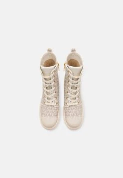 MICHAEL Michael Kors Hanley- Enkellaarsjes Met Plateauzool - Vanilla 13 MICHAEL Michael Kors Hanley- Enkellaarsjes Met Plateauzool - Vanilla -MICHAEL Michael Kors c1ea30696d1149a5a9ba586c66389972