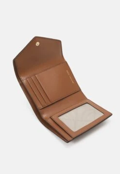 MICHAEL Michael Kors Greenwich Trifold - Portemonnee - Luggage 9 MICHAEL Michael Kors Greenwich Trifold - Portemonnee - Luggage -MICHAEL Michael Kors c3e3022bd1164f9a82fb3598f6887c42