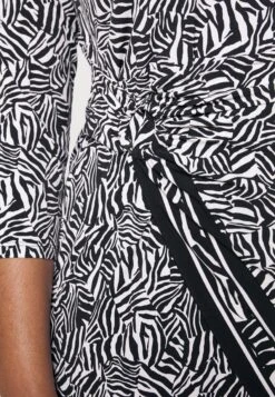 MICHAEL Michael Kors Border Midi - Jerseyjurk - Black/White 11 MICHAEL Michael Kors Border Midi - Jerseyjurk - Black/White -MICHAEL Michael Kors c51bf1764f894633b2956784d8d0a0d7