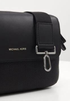 Michael Kors Utility Xbody - Schoudertas - Black 15 Michael Kors Utility Xbody - Schoudertas - Black -MICHAEL Michael Kors caa409857fd94d4d8915e131e7b6c36f