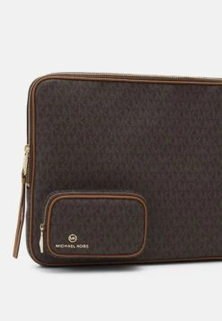 MICHAEL Michael Kors Travel Laptop Case Pouch - Laptoptas - Brown/Acorn 11 MICHAEL Michael Kors Travel Laptop Case Pouch - Laptoptas - Brown/Acorn -MICHAEL Michael Kors d0cecde1fb6340ce85933f76f31932c7