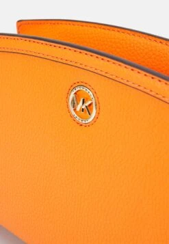 MICHAEL Michael Kors Chantal Xbody - Schoudertas - Apricot 9 MICHAEL Michael Kors Chantal Xbody - Schoudertas - Apricot -MICHAEL Michael Kors d157ea6e9bc94204bca8201c933a9f01
