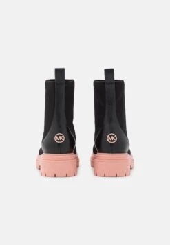 MICHAEL Michael Kors Comet Lug Bootie - Korte Laarzen - Guava Multi-Coloured 10 MICHAEL Michael Kors Comet Lug Bootie - Korte Laarzen - Guava Multi-Coloured -MICHAEL Michael Kors d5395bf083484c0ba21f97de2564d9f1