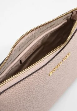 MICHAEL Michael Kors Jet Set Medium Chain Pouchette - Handtas - Soft Pink 12 MICHAEL Michael Kors Jet Set Medium Chain Pouchette - Handtas - Soft Pink -MICHAEL Michael Kors d7b683987c35466aacec99f8394d362b