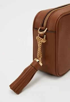 MICHAEL Michael Kors Jet Camera - Schoudertas - Tan 11 MICHAEL Michael Kors Jet Camera - Schoudertas - Tan -MICHAEL Michael Kors da36224d4dfb49599404817d7d09f34c