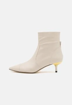 MICHAEL Michael Kors Kadence Kitten - Korte Laarzen - Light Cream 10 MICHAEL Michael Kors Kadence Kitten - Korte Laarzen - Light Cream -MICHAEL Michael Kors dd860dd773414ed1bd5d63d754881328