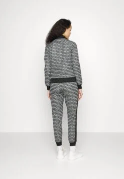 MICHAEL Michael Kors Charm- Sweater Met Rits - Black 11 MICHAEL Michael Kors Charm- Sweater Met Rits - Black -MICHAEL Michael Kors ddaf4f5615ce4d0084b87378e6cf6787