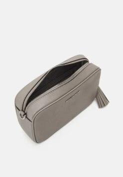 MICHAEL Michael Kors Jet Camera - Schoudertas - Pearl Grey 9 MICHAEL Michael Kors Jet Camera - Schoudertas - Pearl Grey -MICHAEL Michael Kors e27a53d65d5f4e50ba7caa71747a77d5