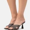 MICHAEL Michael Kors Clara Mule - Muiltjes Met Hak - Brown 2 MICHAEL Michael Kors Clara Mule - Muiltjes Met Hak - Brown -MICHAEL Michael Kors e36358f50cf245f6bd408b2b7a7a62d8