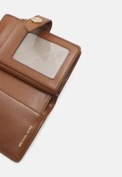 MICHAEL Michael Kors Charm Wallet - Portemonnee - Luggage 11 MICHAEL Michael Kors Charm Wallet - Portemonnee - Luggage -MICHAEL Michael Kors e46ece0b8a0f4167888ca72a15ff328d