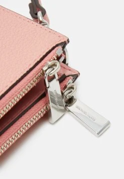 MICHAEL Michael Kors Jet Wristlet - Portemonnee - Pink 14 MICHAEL Michael Kors Jet Wristlet - Portemonnee - Pink -MICHAEL Michael Kors e67eb8bcdb154f0990fda606b795690b