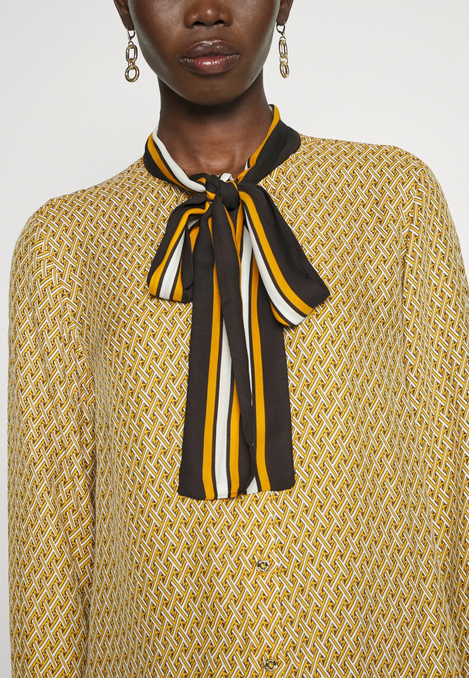 MICHAEL Michael Kors Lattice Logo Bow Blouse - Blouse - Marigold 9 MICHAEL Michael Kors Lattice Logo Bow Blouse - Blouse - Marigold - Afbeelding 7