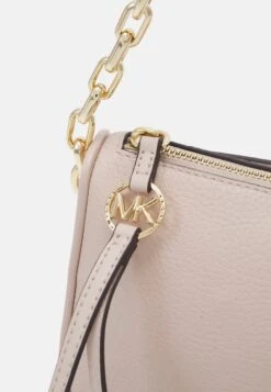 MICHAEL Michael Kors Jet Charm Lg Pouchette - Handtas - Soft Pink 9 MICHAEL Michael Kors Jet Charm Lg Pouchette - Handtas - Soft Pink -MICHAEL Michael Kors f28b55d2532440579ac2a6ffc39591f0